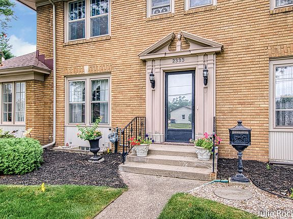 5th image of 2333 Plainfield Ave NE