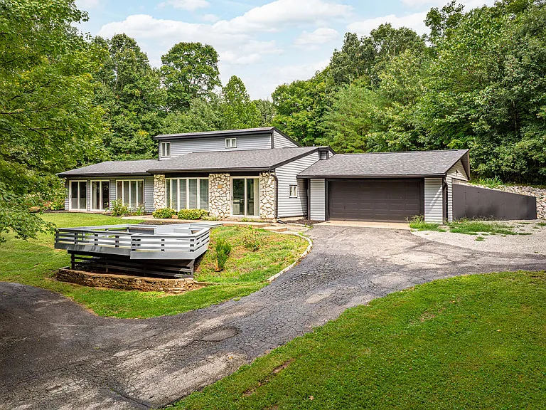 4602 Lake Forest Dr — Photo 1