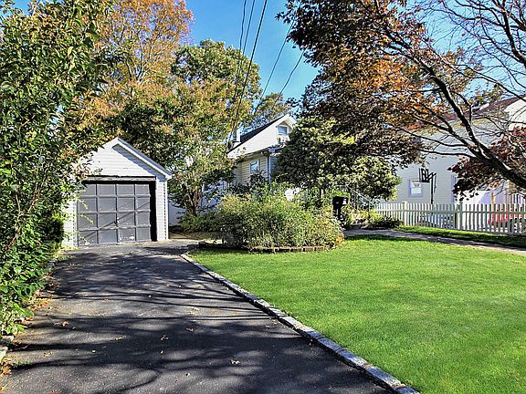 3rd image of 547 Christie St