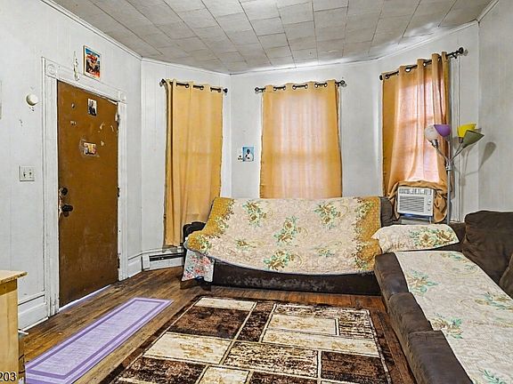 4th image of 305 Pacific St