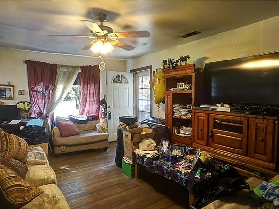 4th image of 2609 Poinsettia Dr