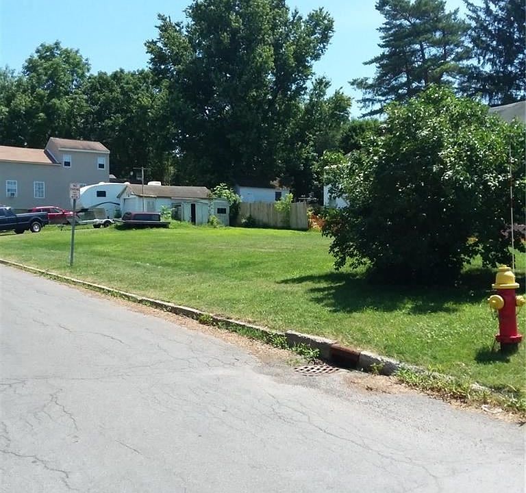 2nd image of 319 Main St
