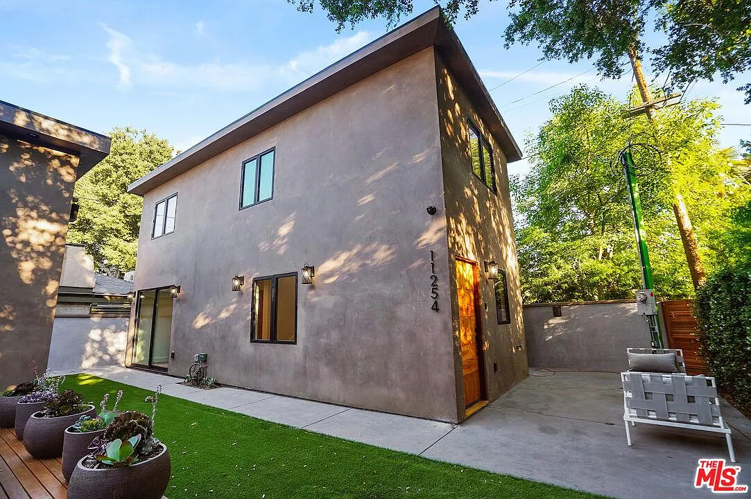 2 bed, 1.5 bath, 800 sqft, $5,000 — Photo 1