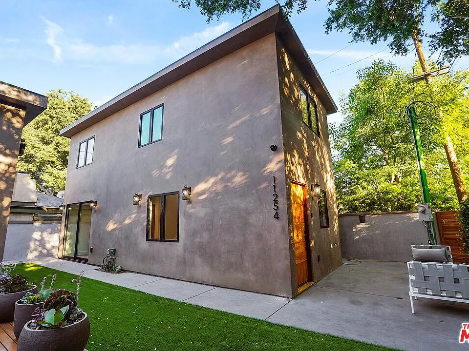 11254 Valley Spring Ln