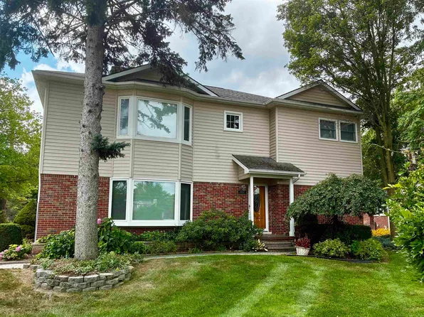 28900 S River Rd, Harrison Township, MI 48045