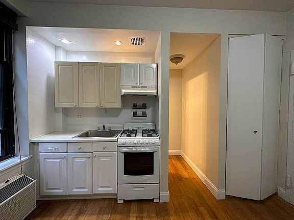 4th image of 11 E 32nd St #8R
