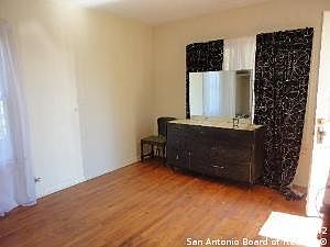 5th image of 725 Aransas Ave