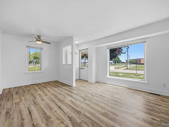 3rd image of 972 Arlene Ave