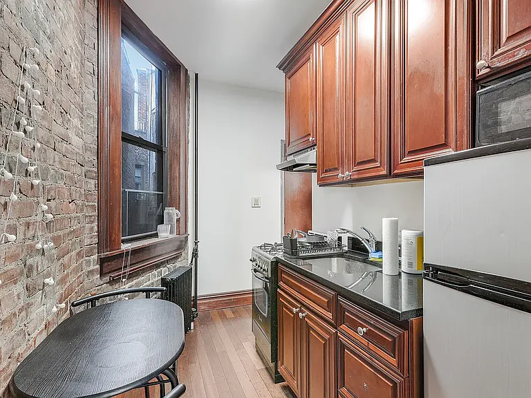 112 E 4th St #2RE — Photo 2