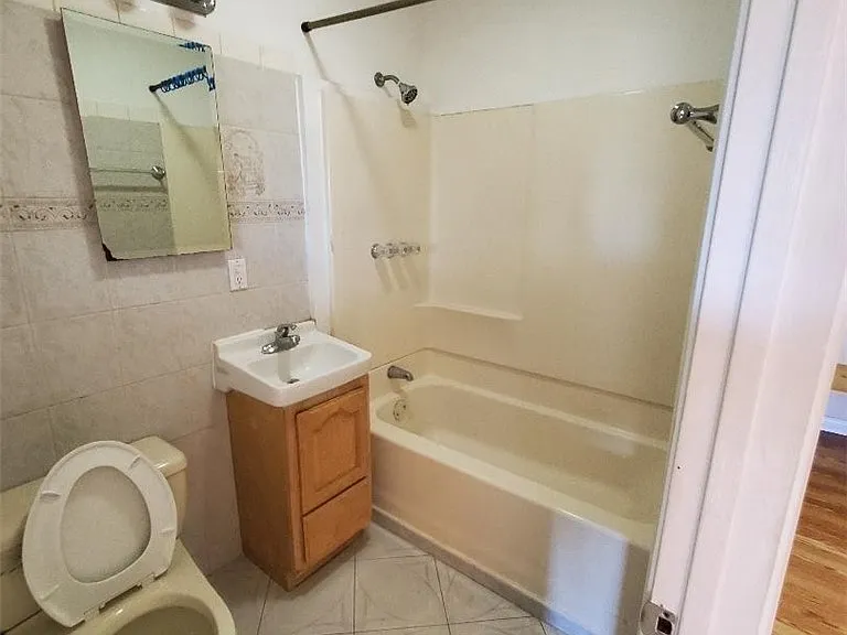 14527 S Berendo Ave — Photo 4