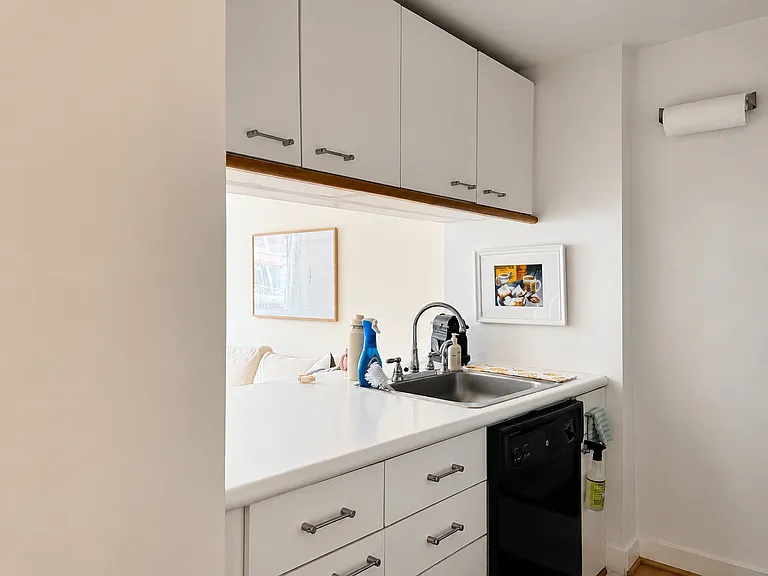 350 W 50th St #5RR — Photo 5
