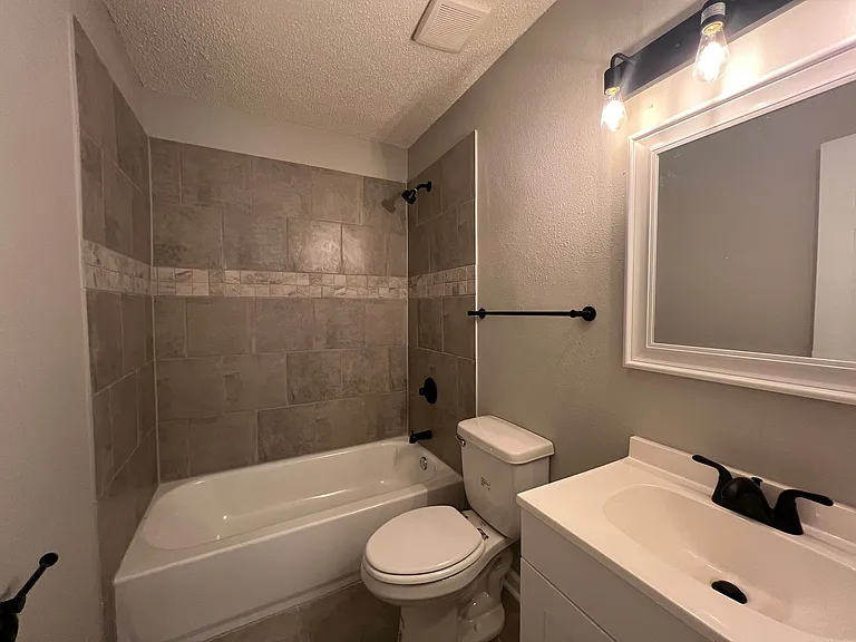 56 W Rollins Rd — Photo 7