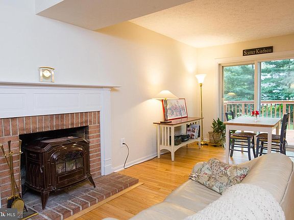 4th image of 1027 Saint Margarets Dr