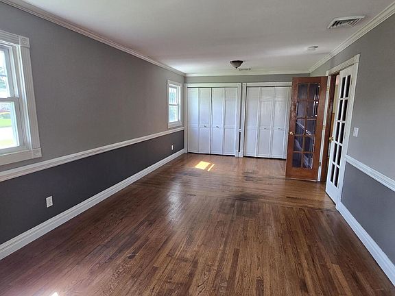 5th image of 403 Simon Pl