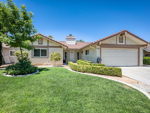 3rd image of 6329 N Gilroy Ave