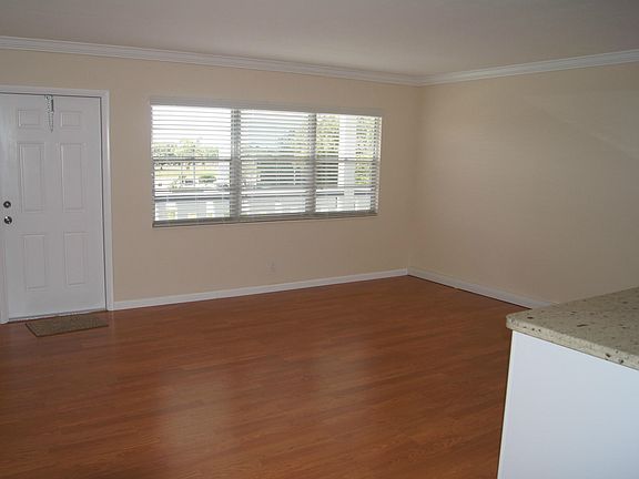 3rd image of 304 Southampton A #304