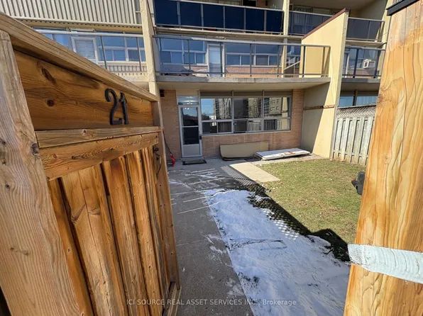 15 Nicklaus Dr #21, Hamilton, ON L8K 5J5