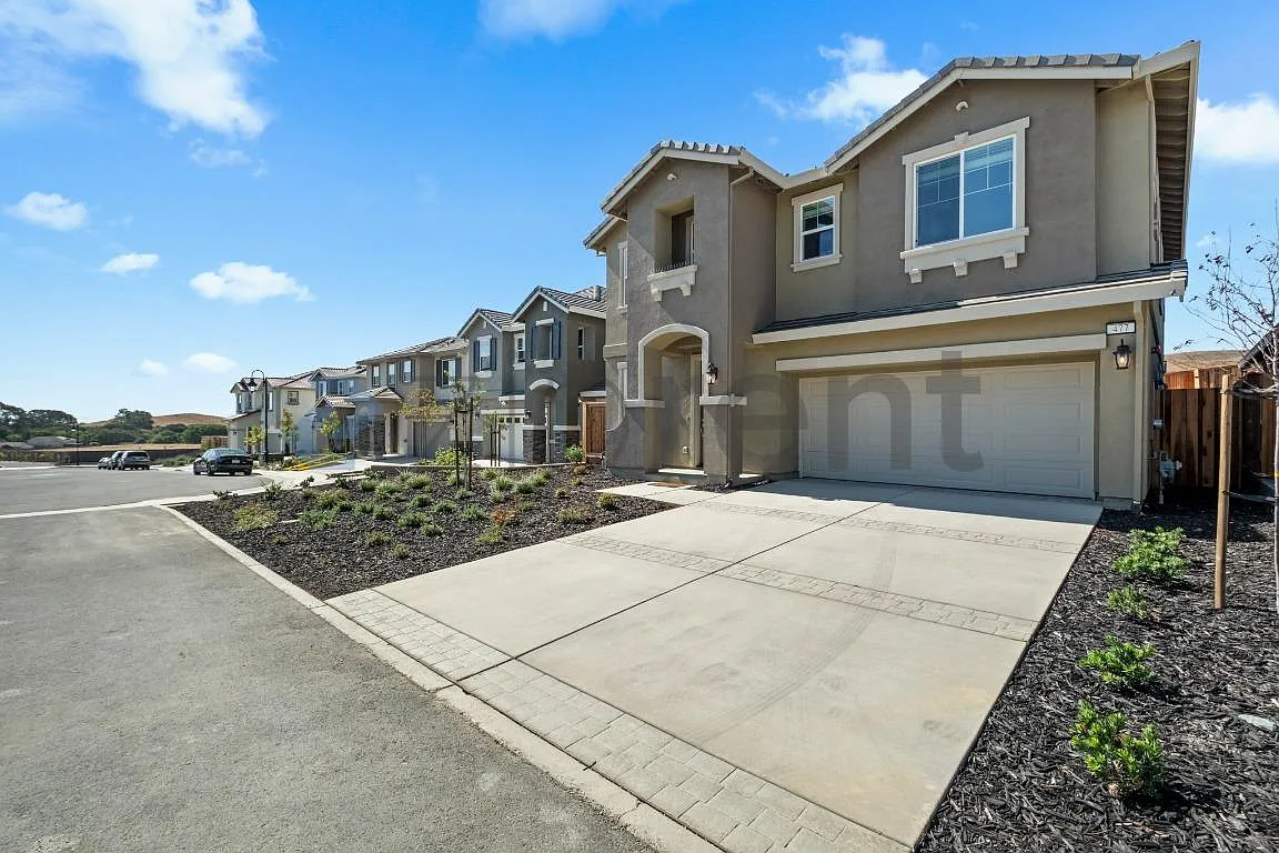 5 bed, 3079 sqft, $5,500 — Photo 2