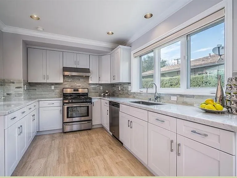 555 Sierra Madre Blvd — Photo 14
