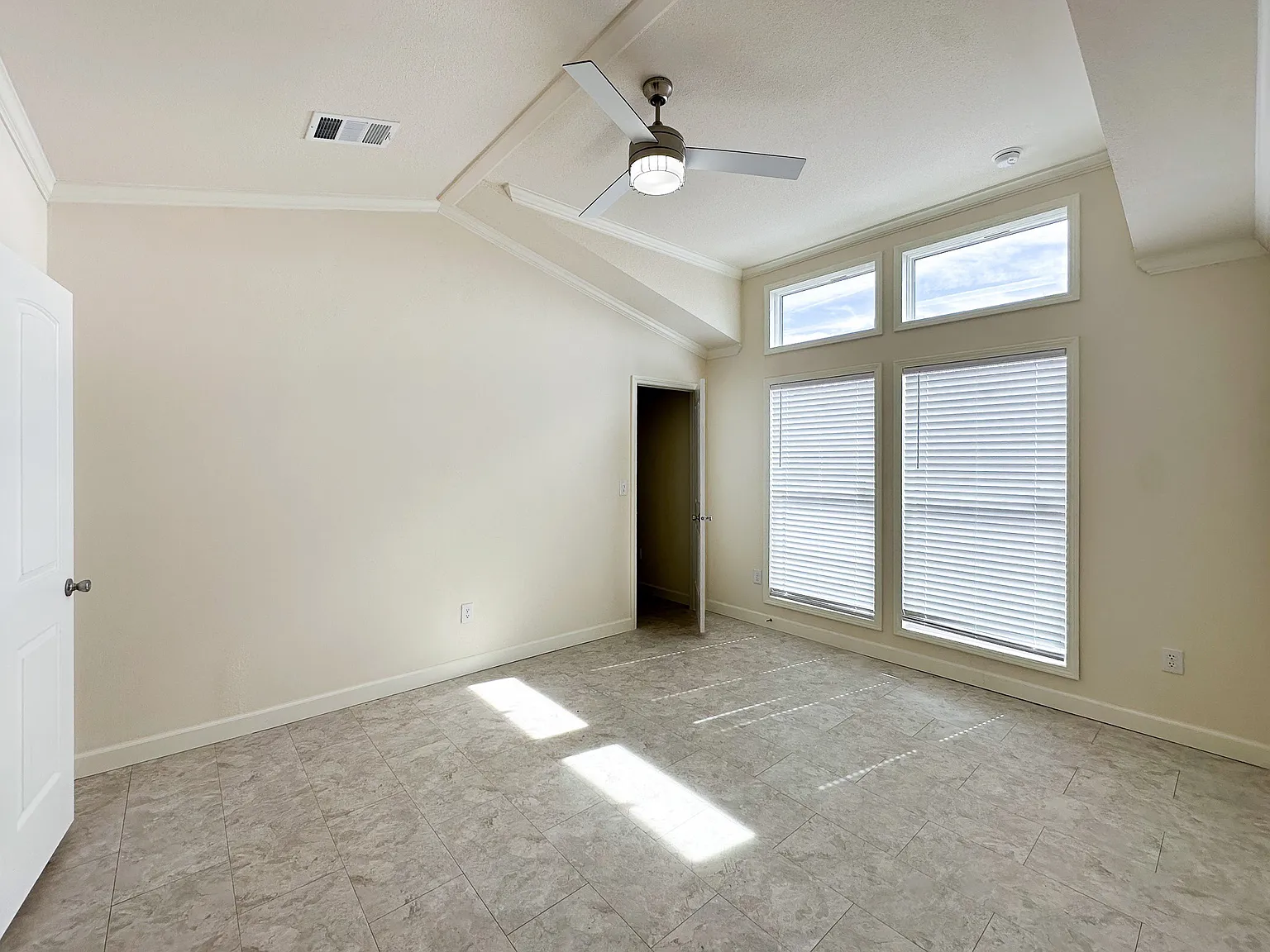 3 bed, 1190 sqft, $2,250 — Photo 4