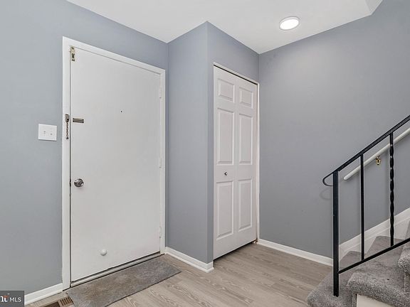3rd image of 457 Kenilworth Ct