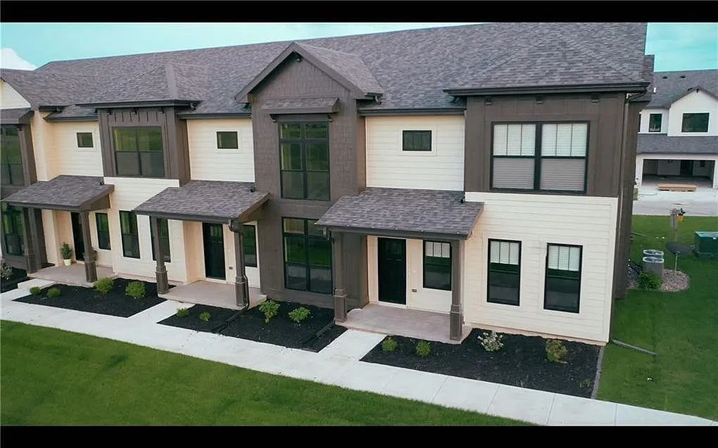 3 bed, 2.5 bath, 1495 sqft, $2,075 — Photo 1