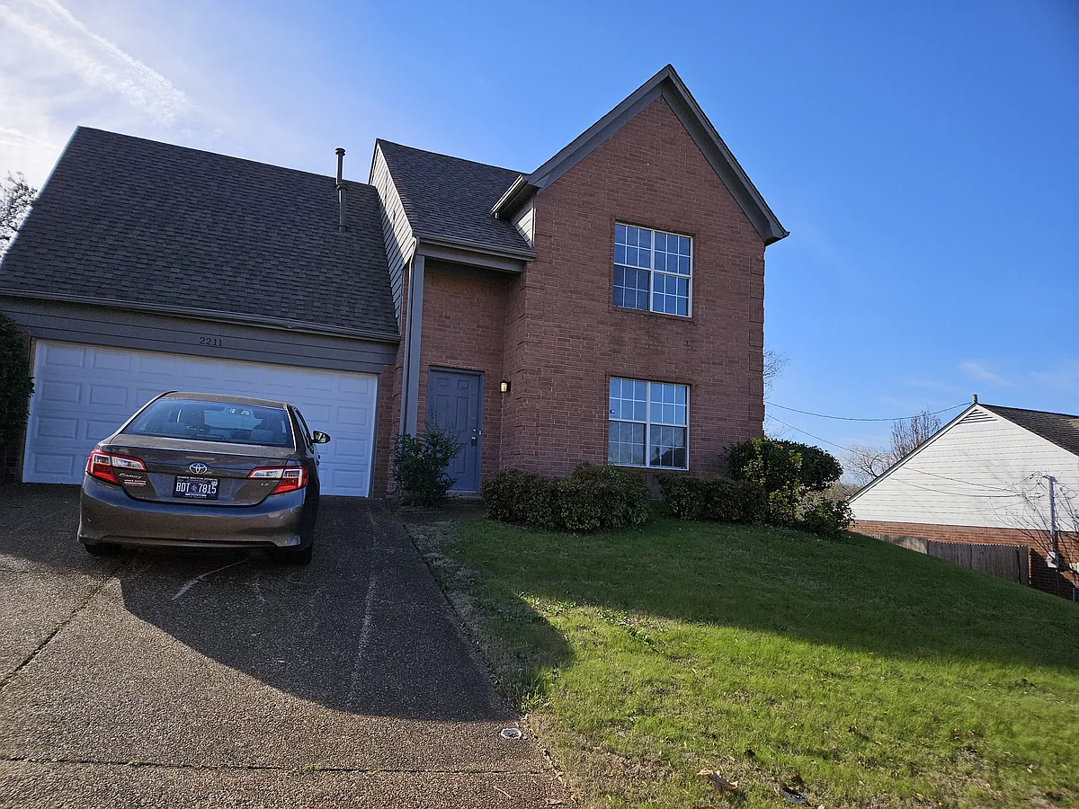 Building Photo - 2211 Stone Stream Dr