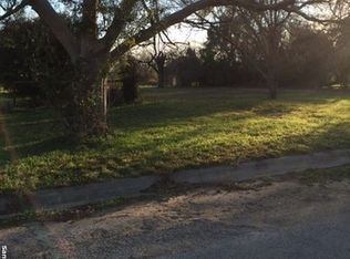 609 Howell Ave, Devine, TX 78016