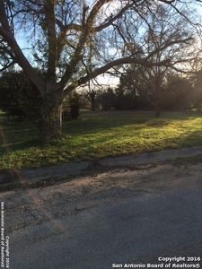 609 Howell Ave, Devine, TX, 78016