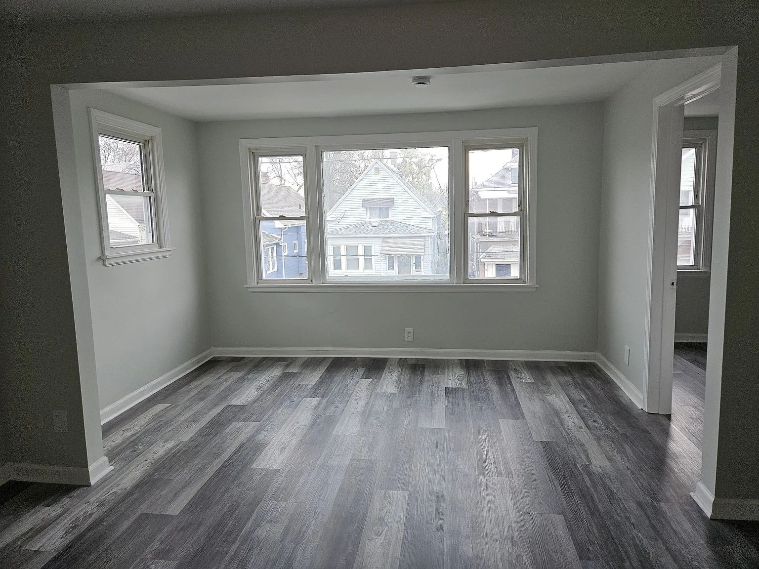 98 Albert Ave photo 1