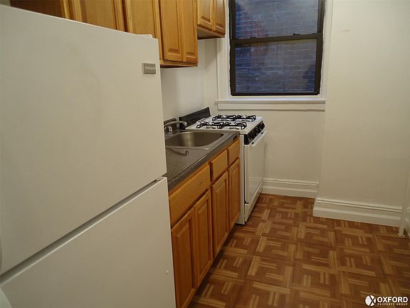 2nd image of 3313 Crescent St APT 3R