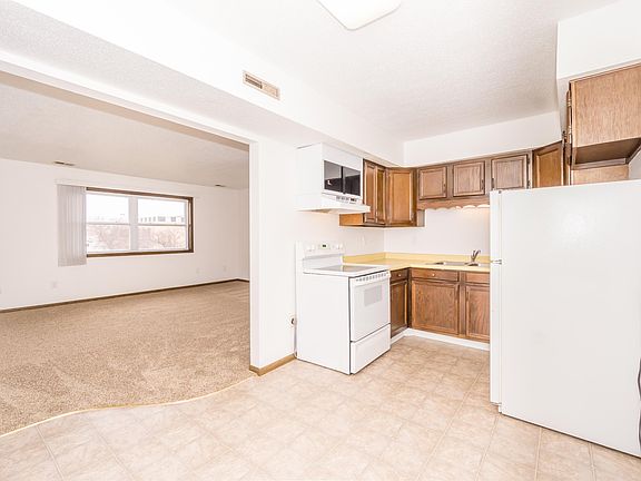2nd image of 2517 Royal Dr APT 7