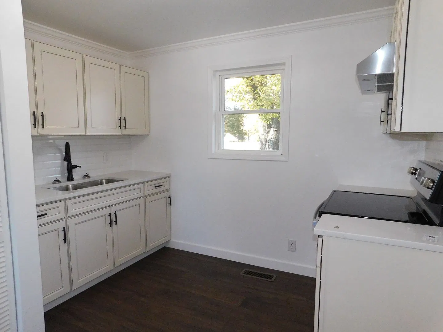 Like new 2 bed 1 bath home — Photo 2