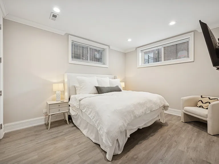 1214 W Fletcher St #11 — Photo 21