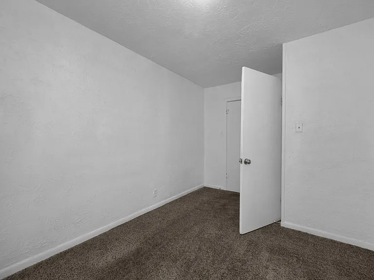 900 S Houston St — Photo 6