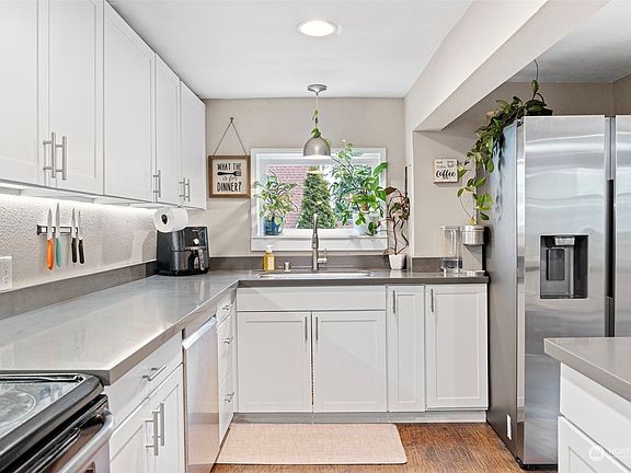 3rd image of 1301 Corbet Drive NW