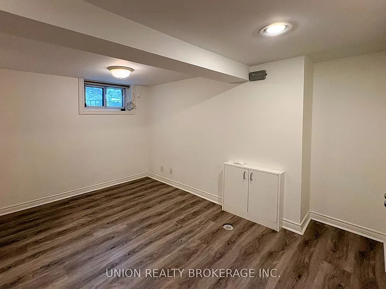 15 Blantyre Ave #LOWER — Photo 8