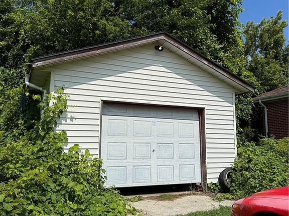 4th image of 393 Culver Rd