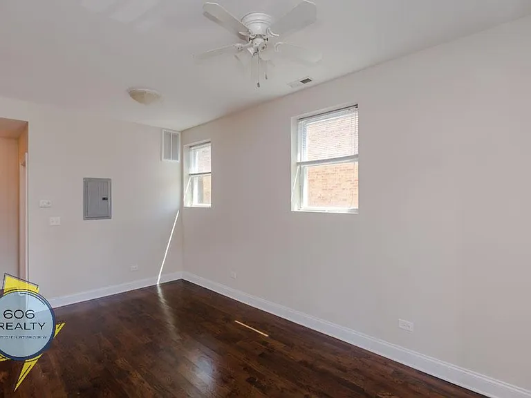 Lincoln Park Renovated Apartments! — Photo 9