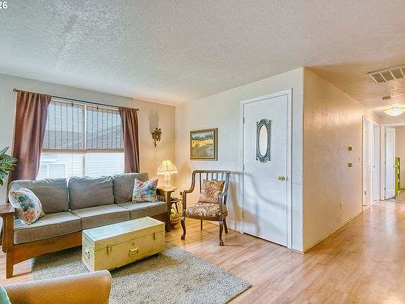 4th image of 921 SW Nye Ave