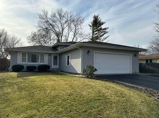 320 Stonegate Rd, New Lenox, IL 60451