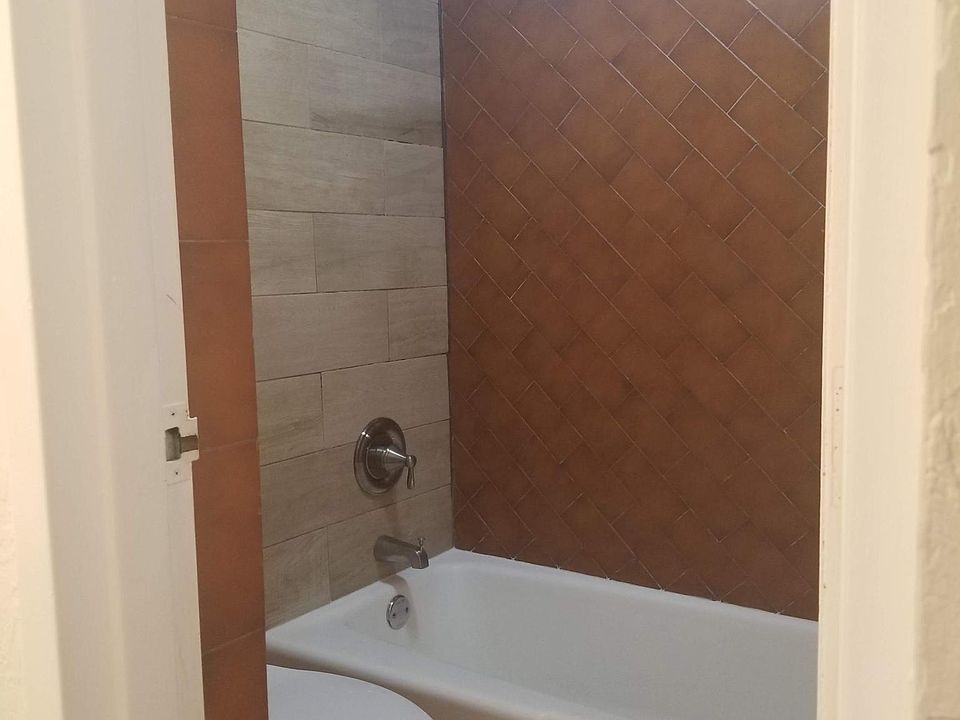 1st image of 750 NE 195th St