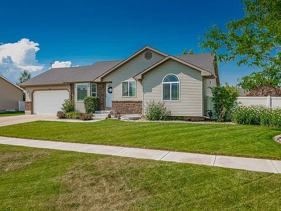 3rd image of 3173 E Sweet Briar