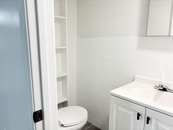 Shared bathroom Lower Level