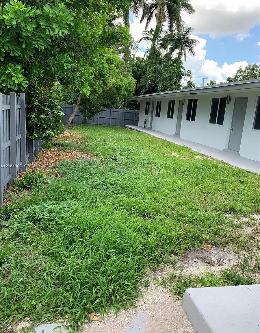 Hallandale Park No 4 Amen — Photo 1