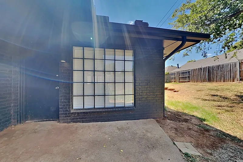 4 bed, 2.0 bath, 2268 sqft, $1,875 — Photo 2