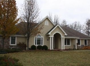 1076 River Knoll Cir, Oconomowoc, WI 53066