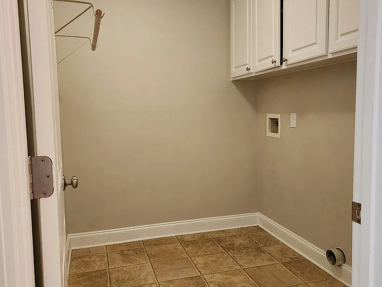 381 Rosemount Dr — Photo 9