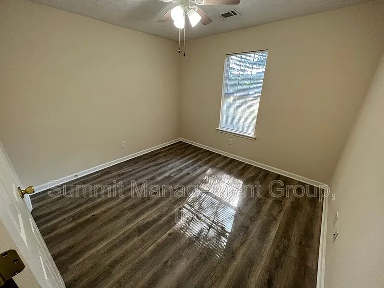 555 Cowan Rd — Photo 18