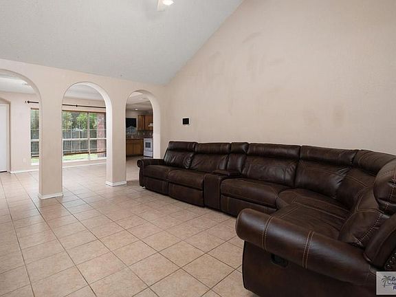 4th image of 2118 Vista Verde Cir W